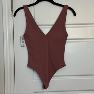 NWT aritzia babaton contour v-neck bodysuit in red willow